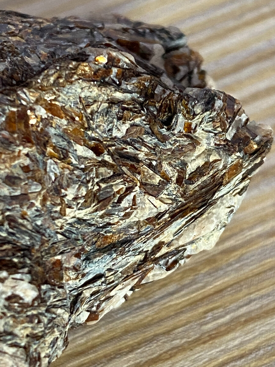 Ярко-выраженных радиально-лучистых звездчатых агрегатов на своём образце я не обнаружила. Фото в приближении.