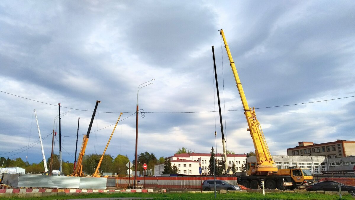  На пл. Громова работа кипит, строительство развязки идёт хорошими темпами (11 мая 2022 года), фото автора