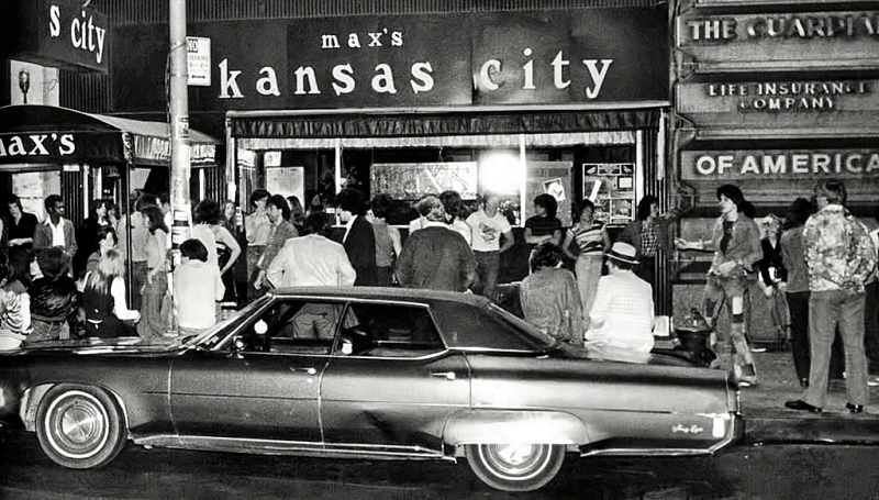 У входа в Max's Kansas City 1974 г.