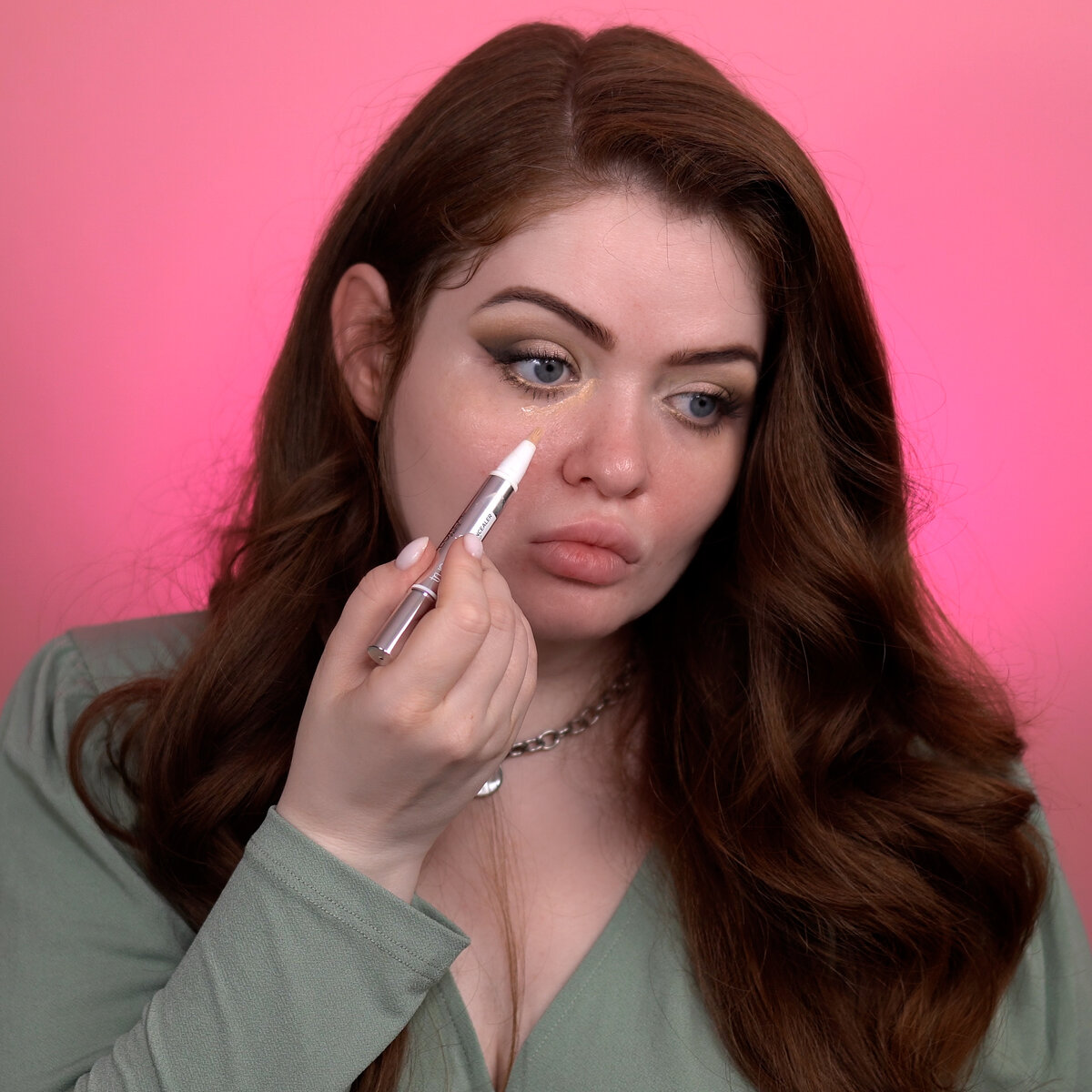 Наношу строго на зону синячка