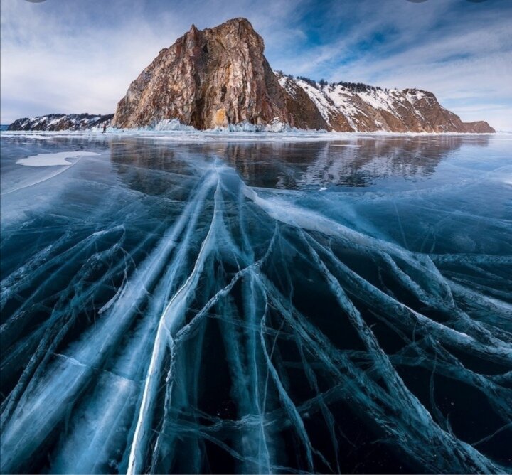 Озеро Байкал - огромное древнее озеро в горах Сибири к северу от монгольской границы. Байкал считается самым глубоким озером в мире. Он окружён сетью пешеходных маршрутов, называемых Большой Байкальской тропой. Деревня Листвянка, расположенная на западном берегу озера, -популярная отправная точка для летних экскурсий. Зимой здесь можно кататься на коньках и собачьих упряжках. 