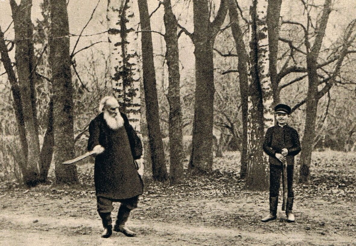 Писатель играет в городки. Фото из открытых источников