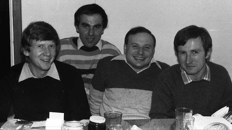 А.Чубайс и Е. Т.Гайдар с друзьями младореформаторами