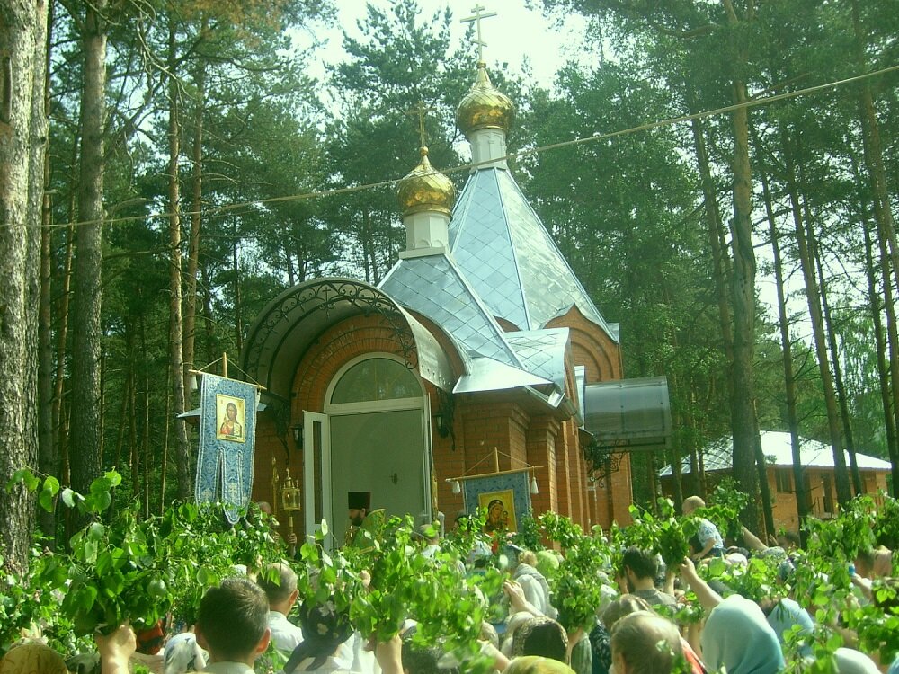 Прихожане Казанского храма во время молебна; 27 мая 2022 г.