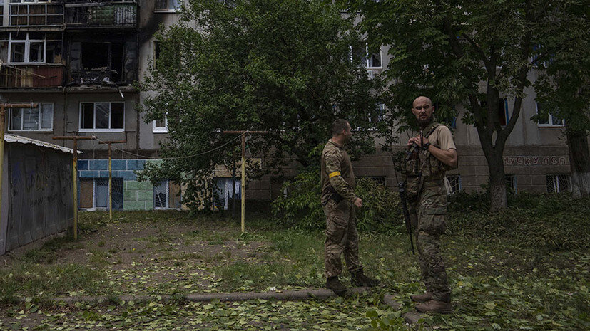     Украинские солдаты возле жилого дома в Краматорске AP Nariman El-Mofty