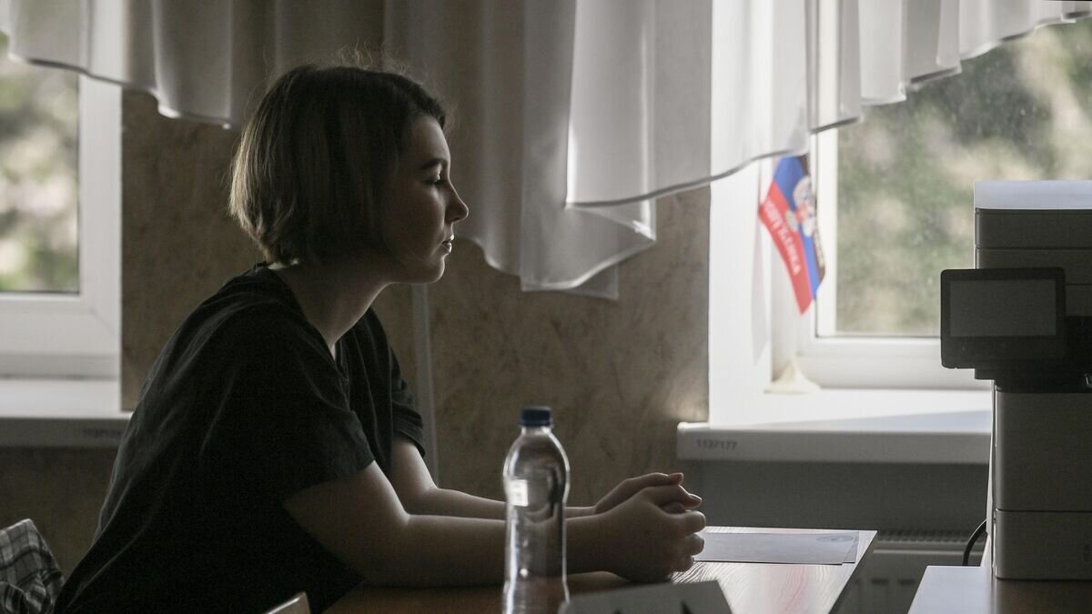    Школьница перед началом государственной итоговой аттестации в форме единого государственного экзамена в гимназии Донецка.© РИА Новости / Константин Михальчевский