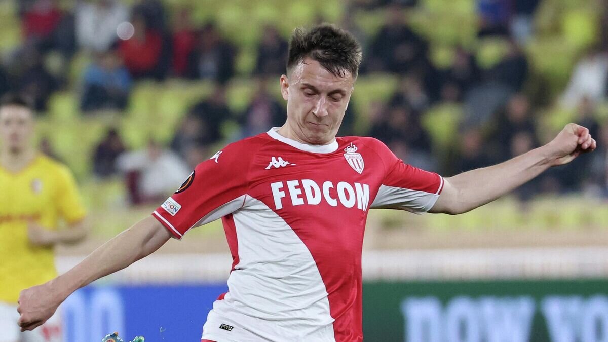    Полузащитник "Монако" Александр Головин© AFP 2022 / VALERY HACHE