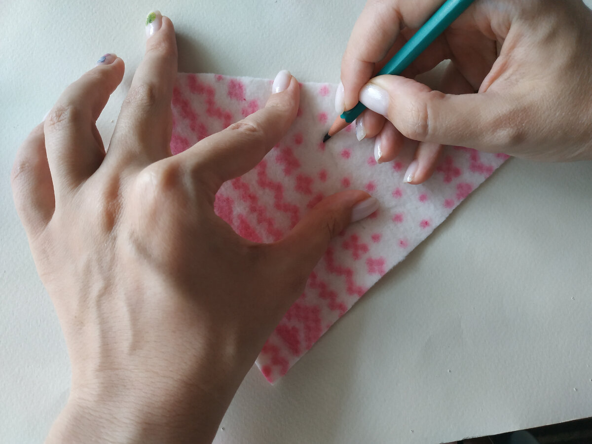 Возьмём к примеру кусочек флиса, видно, что грифель аж утопает в нём? А линию чётко видно? Чуть-чуть видно, но если шить по ней, тем-более, на машинке, я от постоянного напряжения глаза сломаю - мне надо её навести чётче. Фото из архива автора.