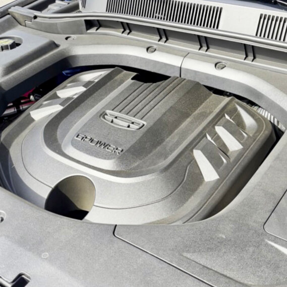 Двигатель у Geely расположен поперечно, хотя дизайн крышки намекает на продольное расположение.