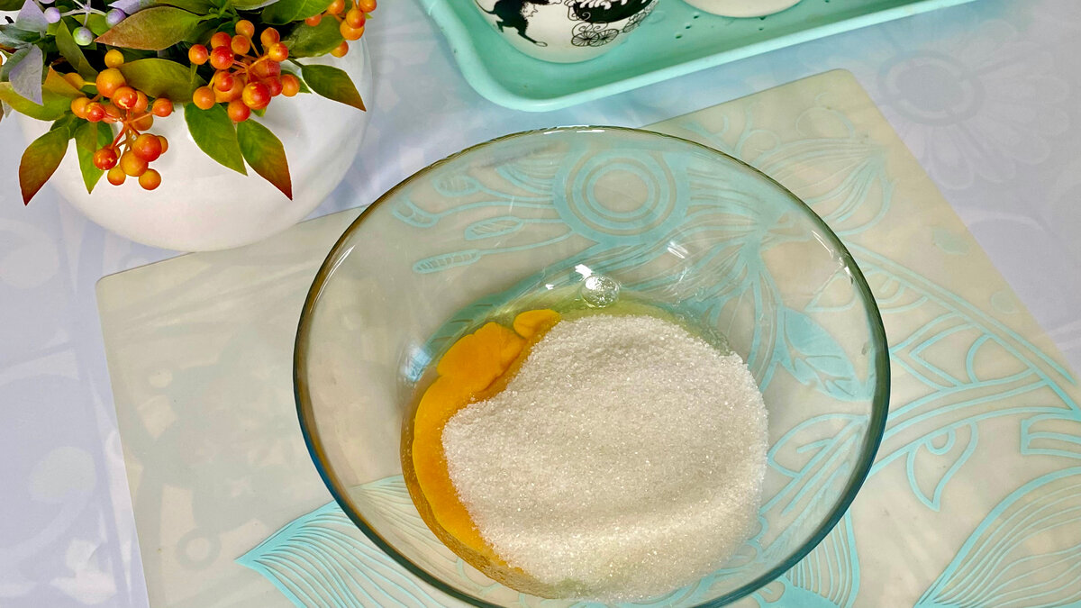 Удобно смешивать все ингредиенты в глубокой миске. 