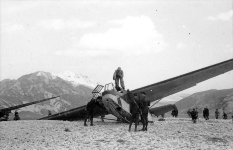 Gran Sasso, Befreiung von Mussolini.- gelandeter Lastensegler DFS 230 C-1 mit deutschen Fallschirmjägern (Источник: Wikimedia Commons)
