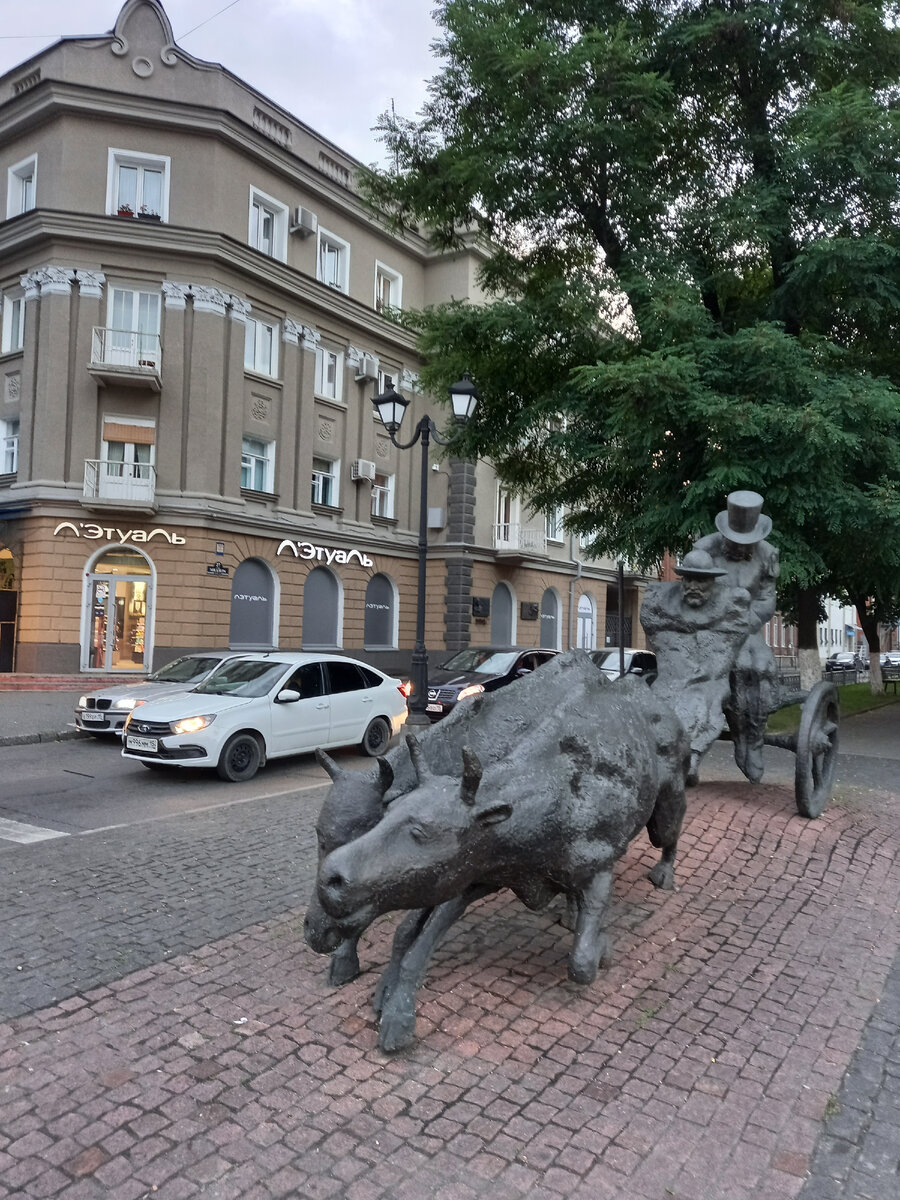 Памятник А.С. Пушкину во Владикавказе (автор Соскиев В.Б.). Волы бегут быстрее машин)