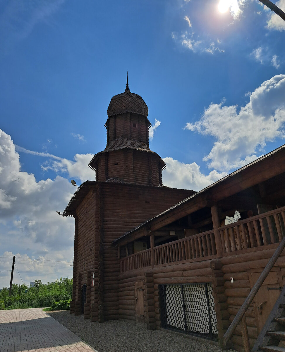 Современная инсталляция изготовлена к 400 летию Томска. Фрагмент крепости. Спасская башня и часть крепостной стены.