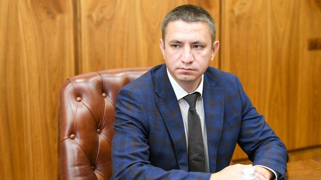     Глава Хакасии Валентин Коновалов утвердил в должности министра экономического развития республики. Романа Ковтуна избавили от приставки «исполняющий обязанности».