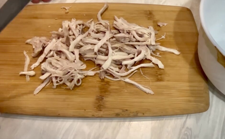 Фото автора. Разбираю на тонкие волокна, отварное филе бедра.