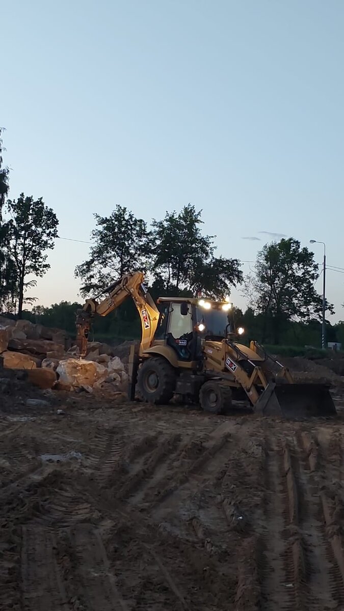 Экскаватор-погрузчик с гидромолотом