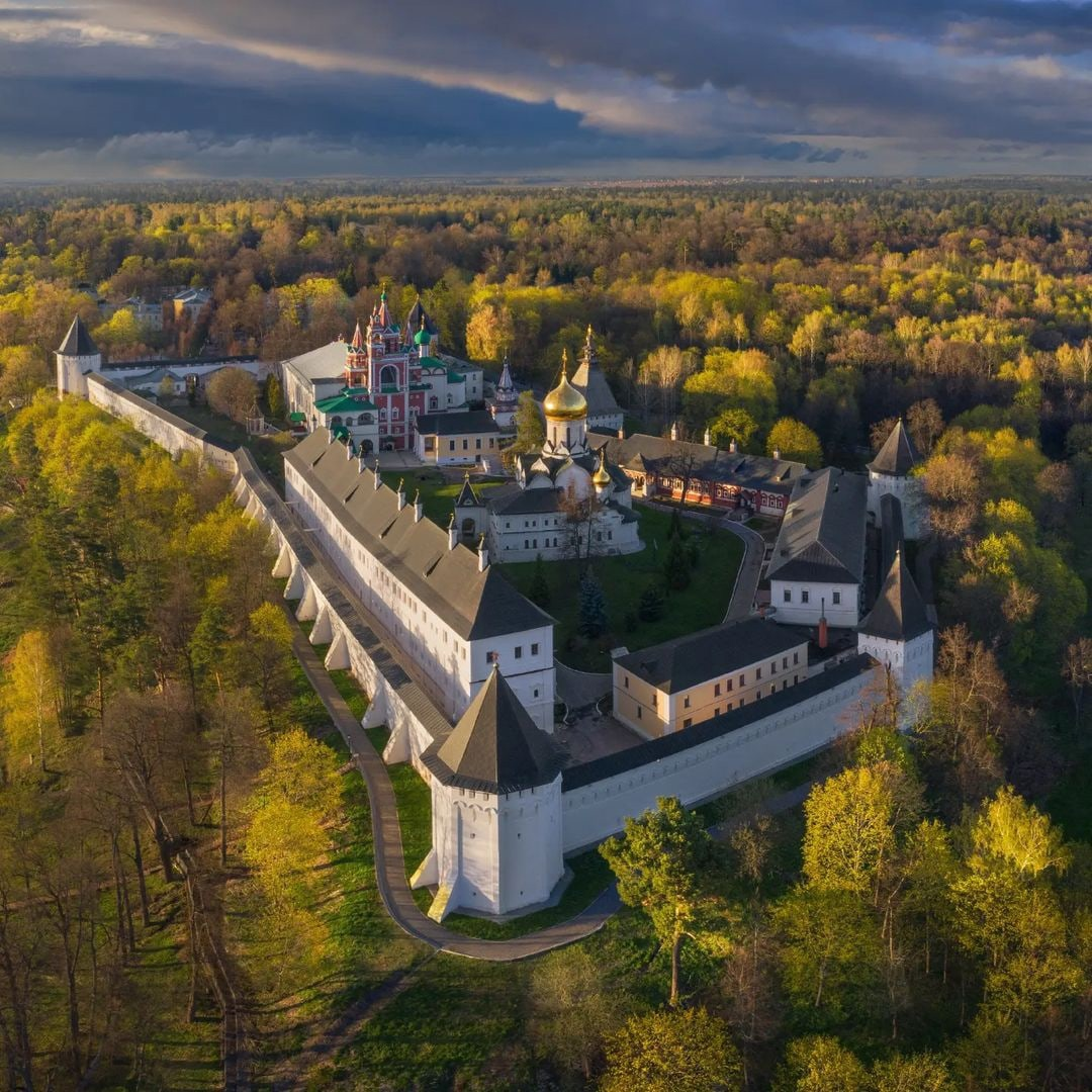 Звенигород строительство. Звенигородский Саввино-Сторожевский монастырь. Спасо-Сторожевский монастырь в Звенигороде. Звенигород монастырь Саввы. Музей Звенигород Саввино-Сторожевский монастырь.