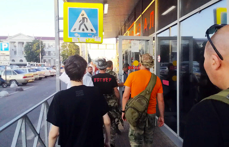 Если в Москве вдруг на улицах появляются автобусы с бойцами ОМОНа, по переулкам начинают прохаживаться полицейские и военные патрули, а на станциях метро дежурят кинологи с собаками — значит, меры...-2