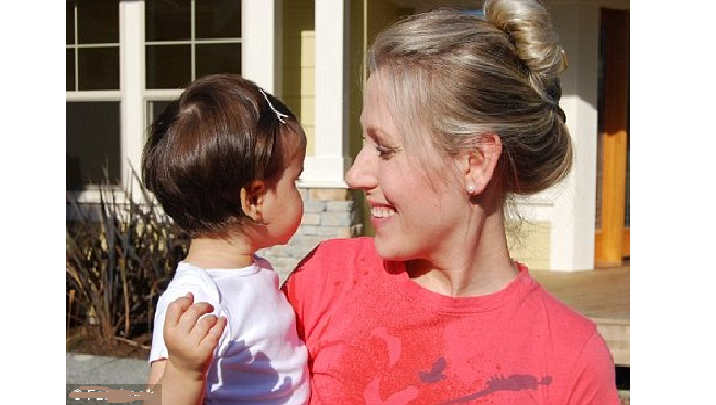 Юлия со старшей дочерью Мэйли, источник фото: https://acedivorce.blogspot.com/