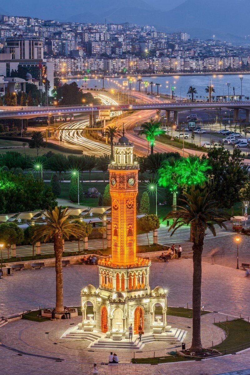 Площадь Конак и башня с часами