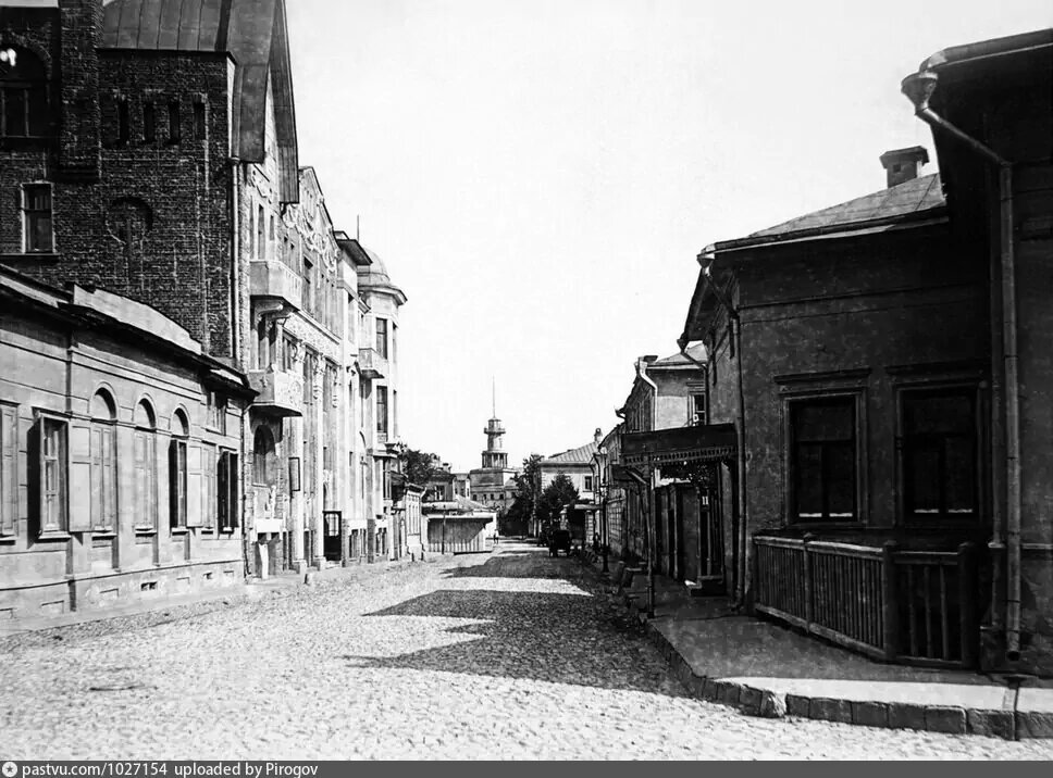 Чистый переулок на дореволюционном фото, дом номер 10 - слева. Фото - с сайта pastvu.com