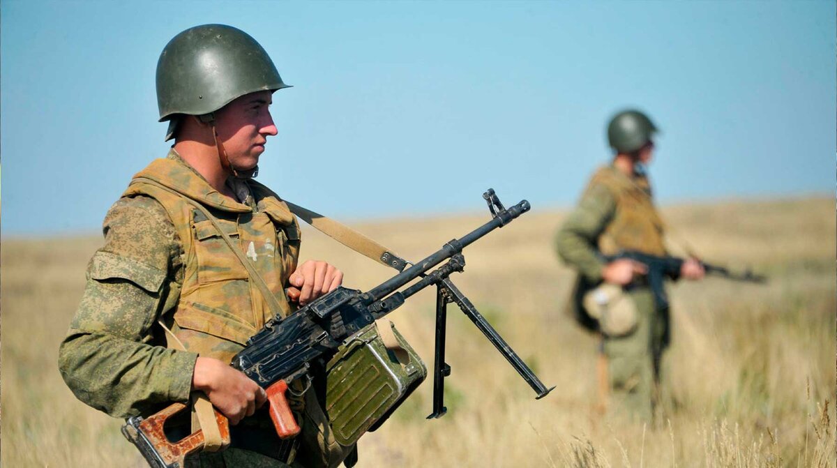 солдат рф с пкм. пулеметчик. солдат российской армии. пулемет чик. российский пулеметчик.