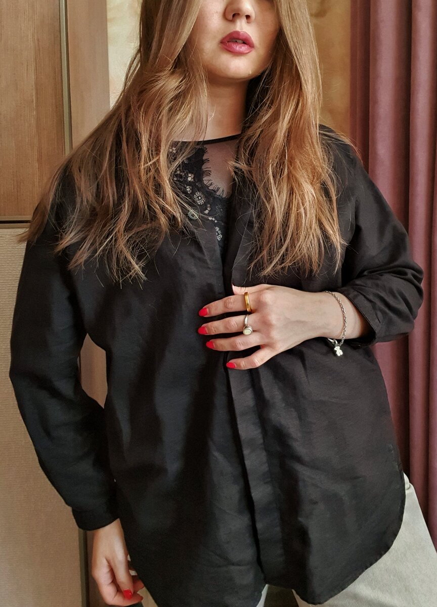 Решила немного усложнить образ и под обычную рубашку надела кружевной топ. Очень нравится разница фактур: грубый лен и нежное кружево.