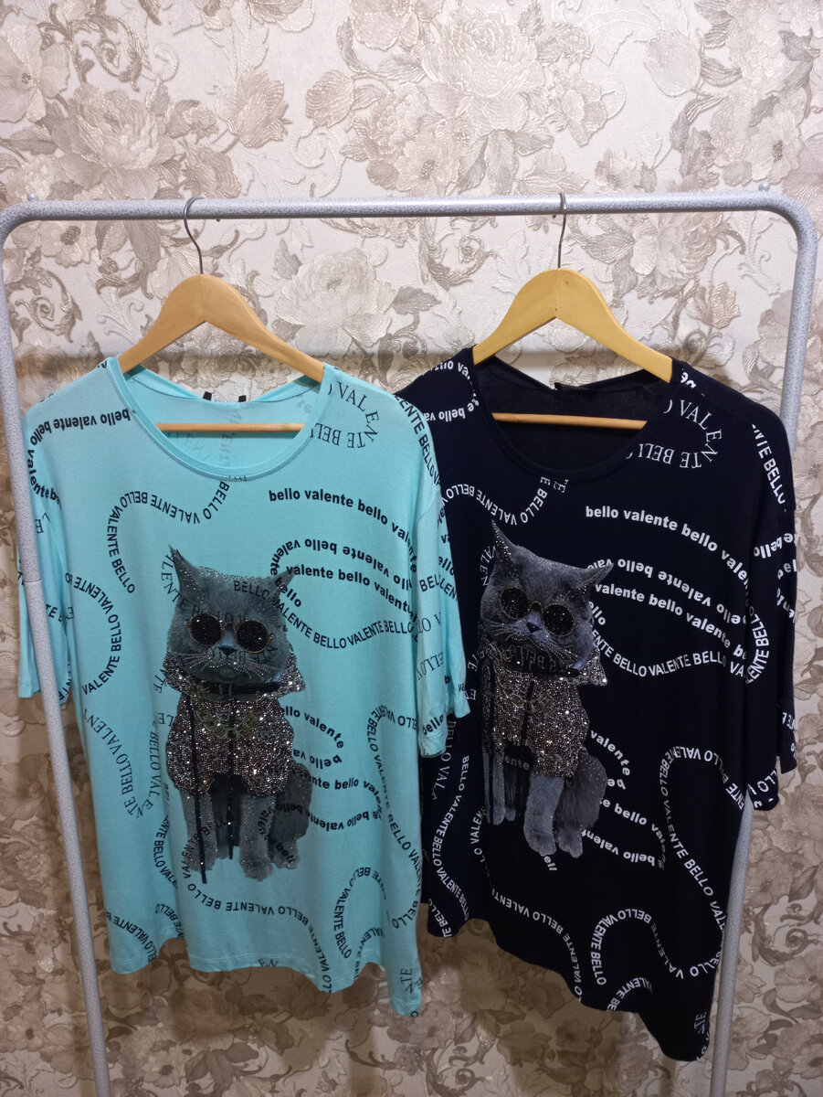 Когда я увидела эти милые футболки, я не была уверена, что моим покупателям тоже они понравится. Но я ошибалась, их раскупили практически сразу же. Тогда было приятно решение,расширить свой ассортимент, товаром с стразами и  с необычным принтом.  Кому нравится такие милахи? Подписывайтесь на канал,  ставьте 👍 в телеграмм канале представлены все модели в наличии .https://t.me/+BZkNOq8Vf8o1ODUy