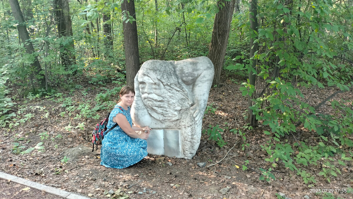 Я тут держусь за чужую книгу, а на меня так подозрительно смотрят