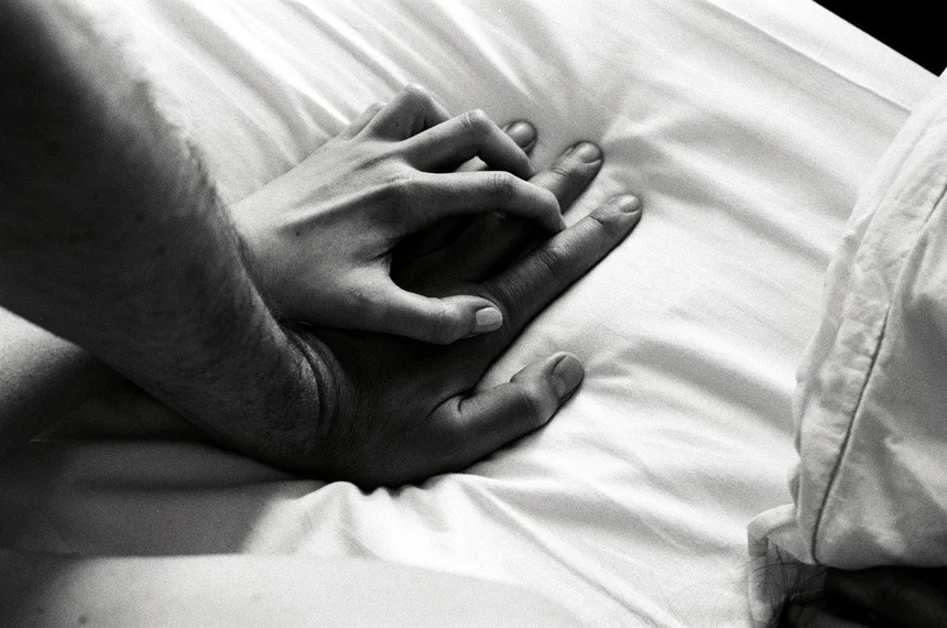 простынь с позами. на простыне двое играли. на простыне двое играли. на простыне двое играли. дизайн в стиле бомжатника.