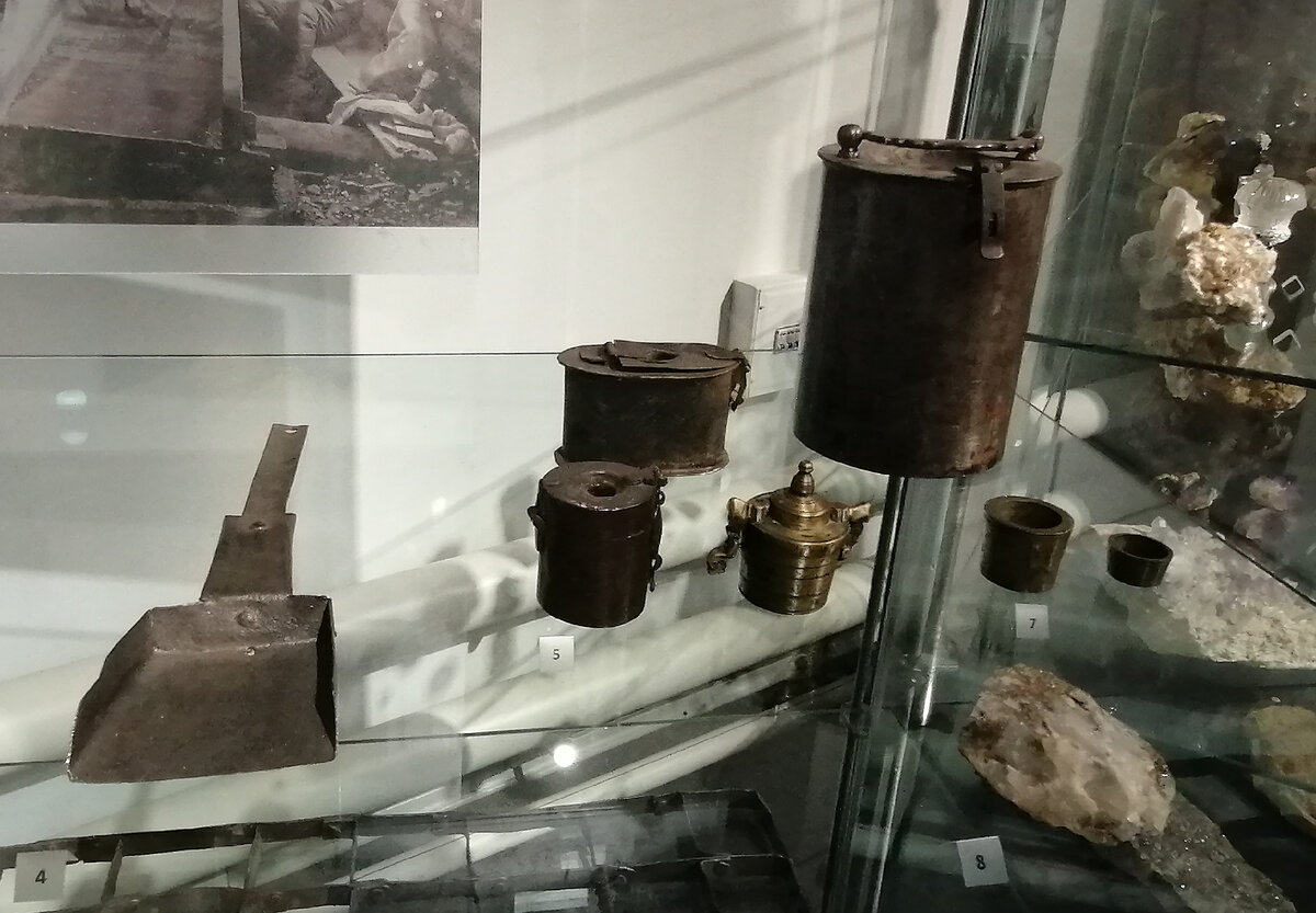 Слева направо: шпатель железный, банка старательсКАЯ, футляр с разновесами, а чуть ниже него кварц с включением золота