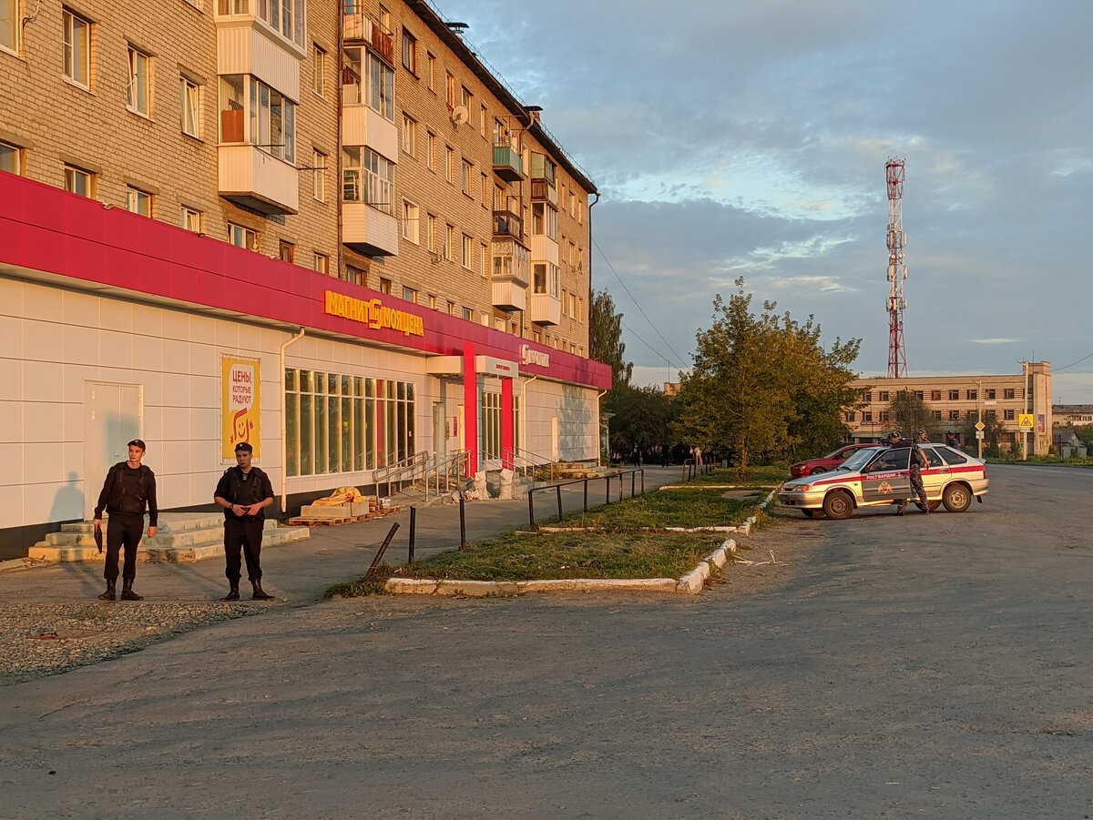 Полицейские перекрыли проход по улице с двух сторон. Фото: Михаил Дудин, "Егоршинские вести"