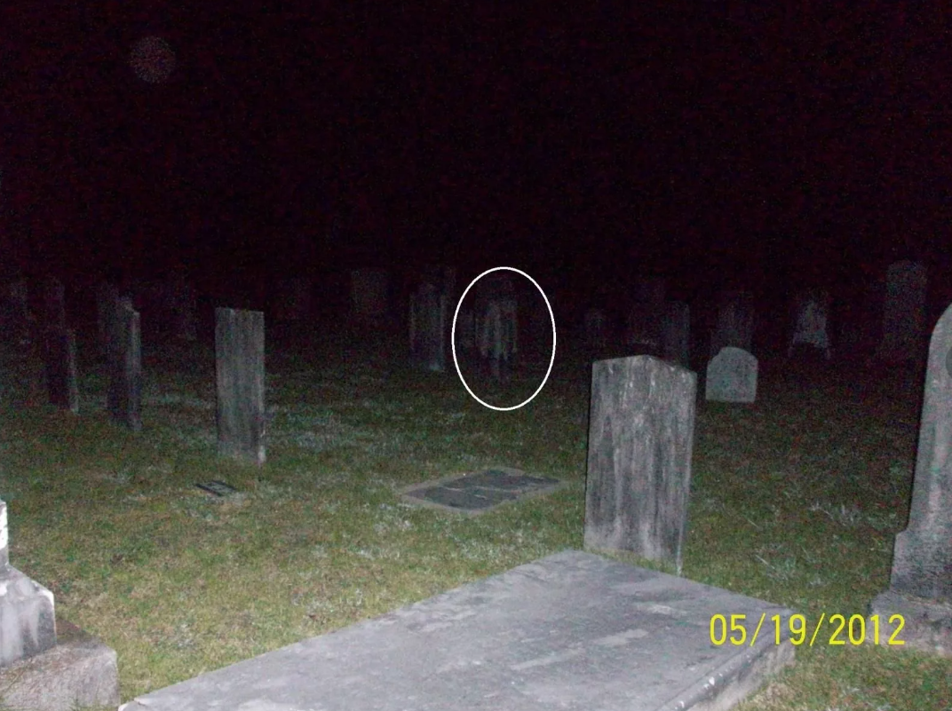 Видеть себя на кладбище. Призрак Михаила круга на кладбище. Призрак на кладбище 2009. Реальные призраки на кладбище.