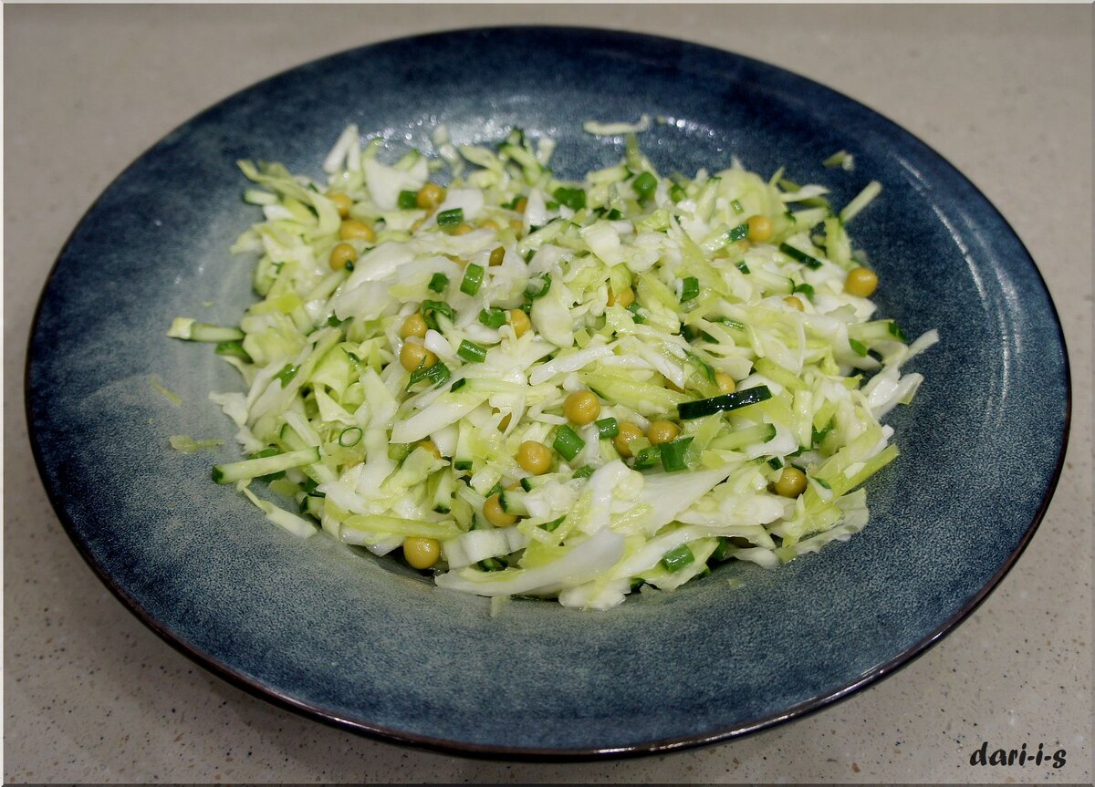 Салат с капустой, яйцом и зеленым горошком. быстро, просто и доступно!