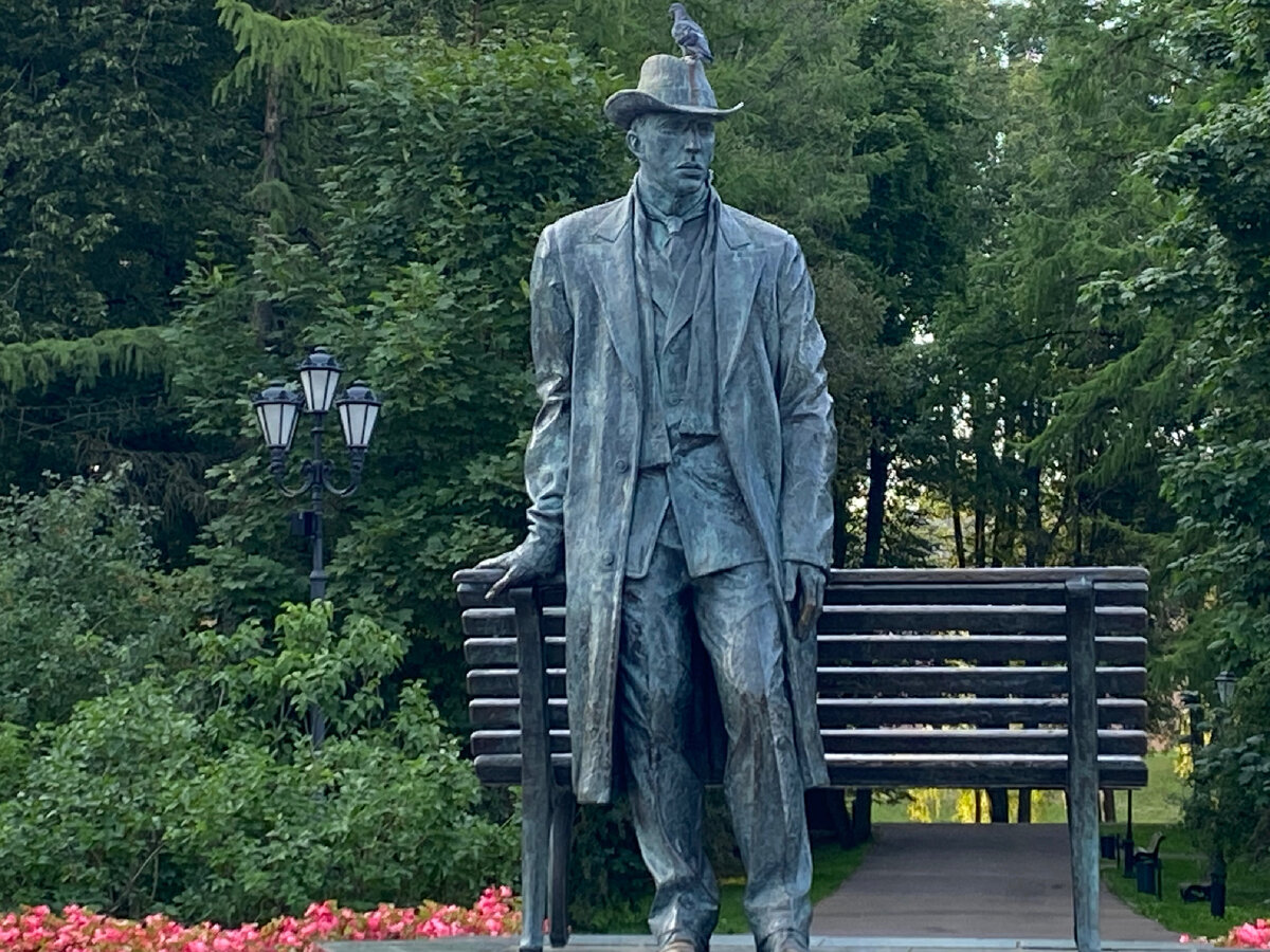 При виде памятника Рахманинову во мне зашевелилась ревность))  Ну подумаешь, тут он родился. А жил и творил у нас - в Тамбове!))