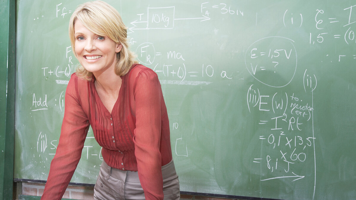 Фото отсюда https://paidagogos.com/wp-content/uploads/2015/01/female-math-teacher.jpg
