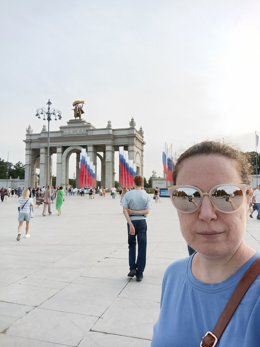 Чем ближе к входу, тем больше людей