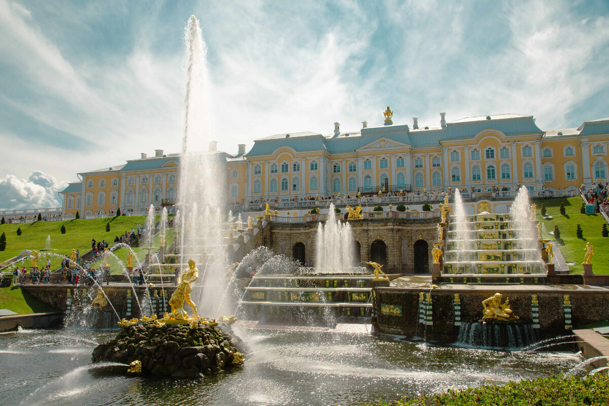 Петергофский дворец в Санкт Петербурге