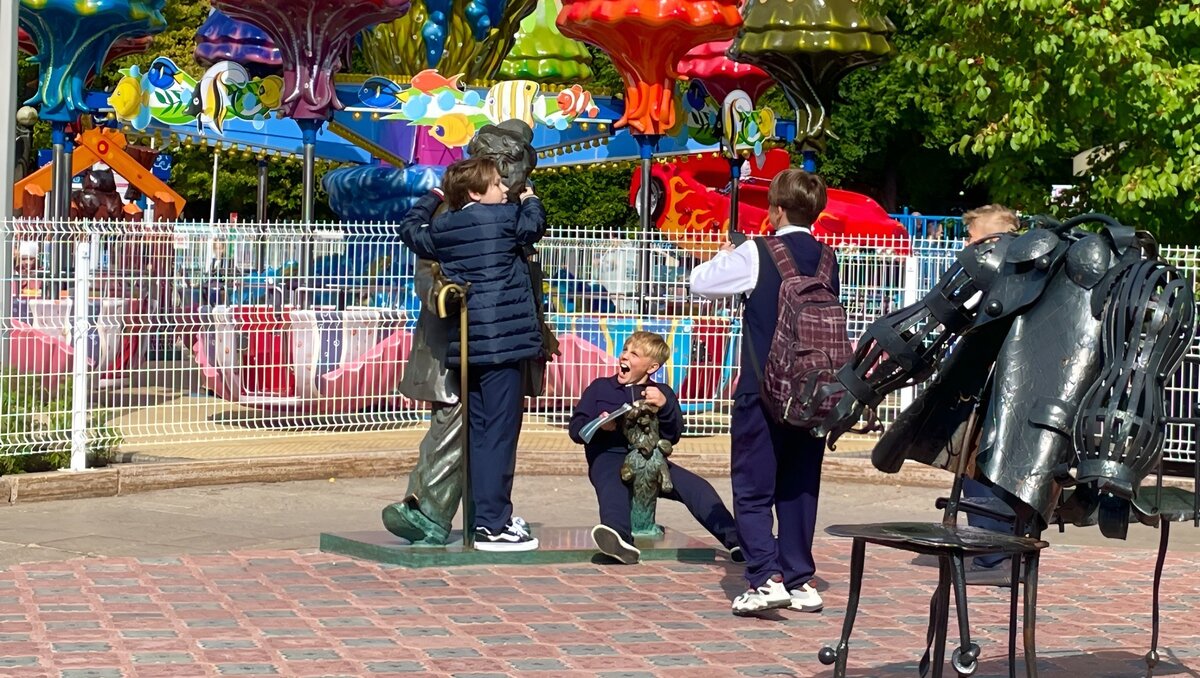     После торжественных линеек в школах, ученики рванули в центр города, чтобы насладиться праздником!