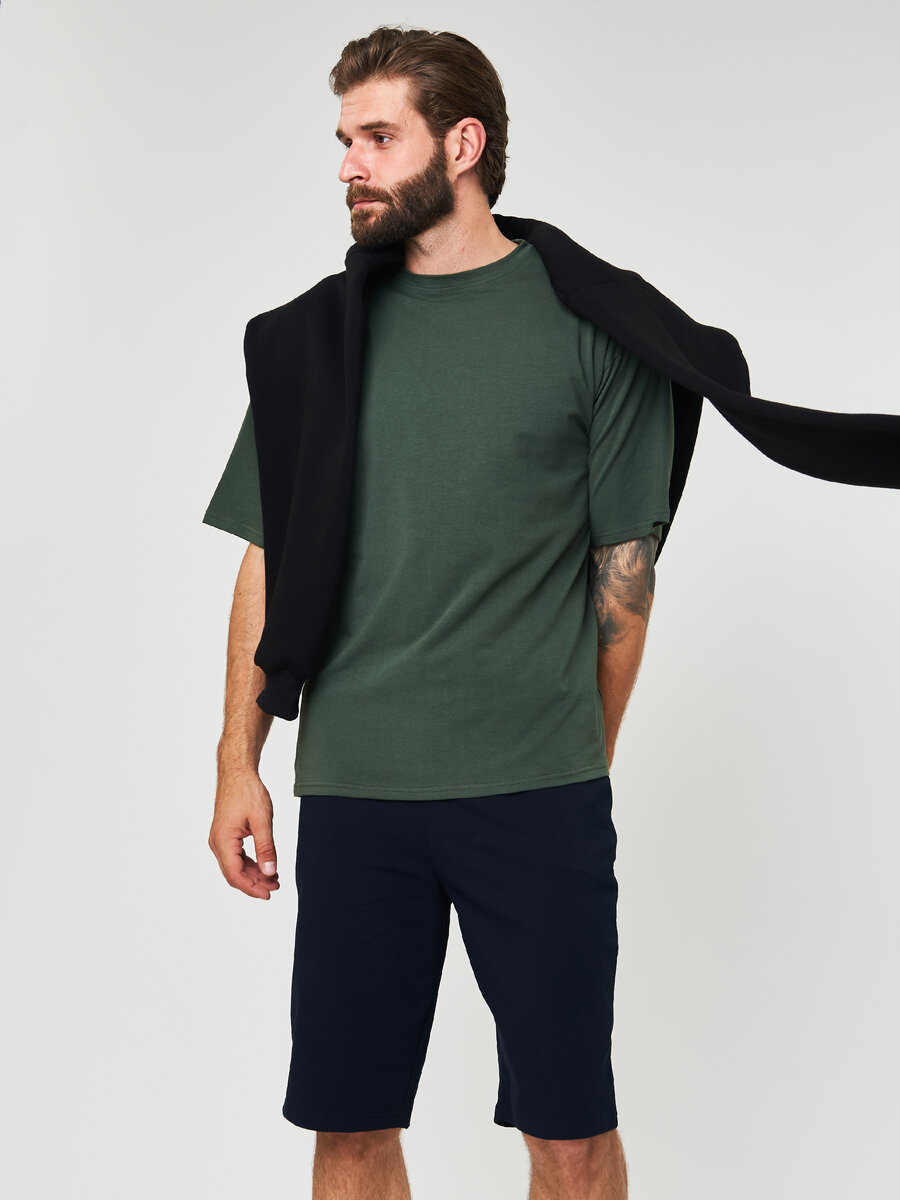 Футболка хаки с черными шортами и джемпером