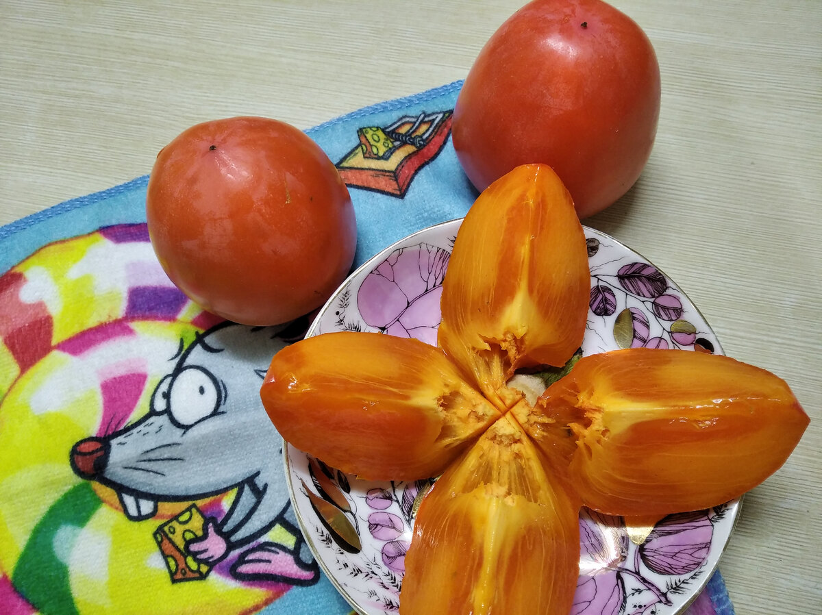 зимой я ем очень много хурмы)