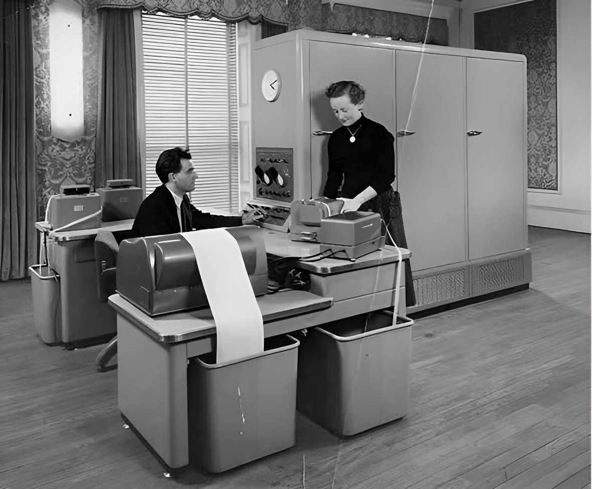 These computer. Мэйнфрейм 1950. Мэйнфрейм компьютер 1958. Компьютеры 1950-1960. Компьютер 1957