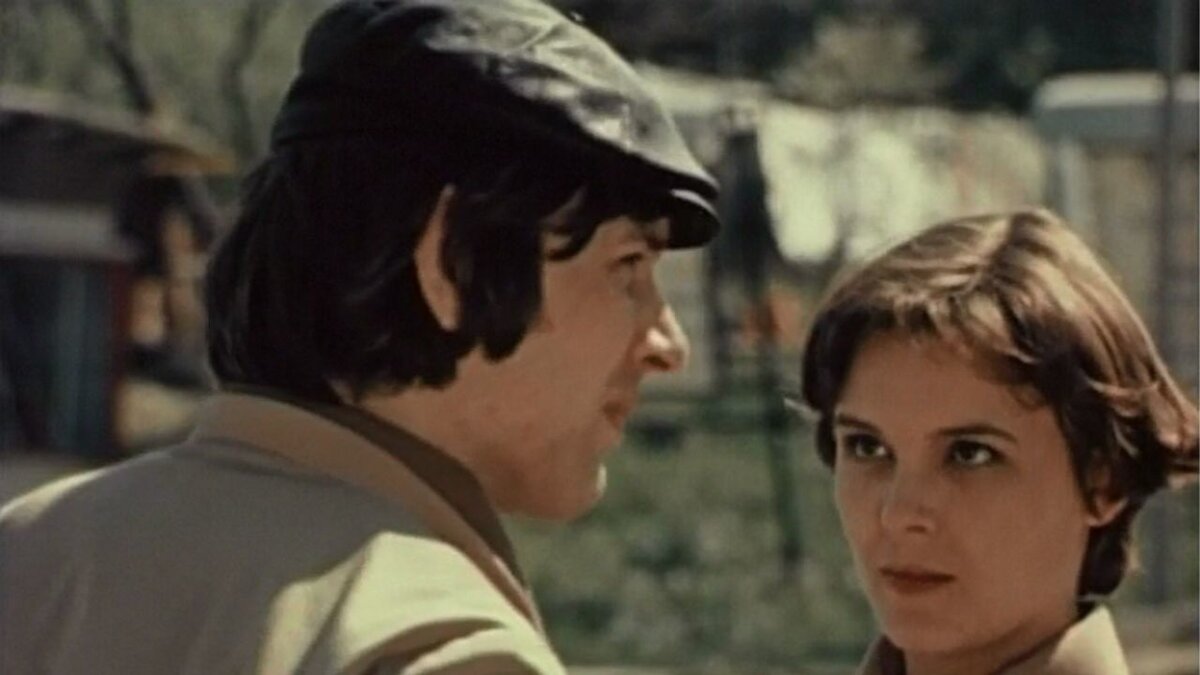 Ира смотрит на Митю, Митя смотрит налево