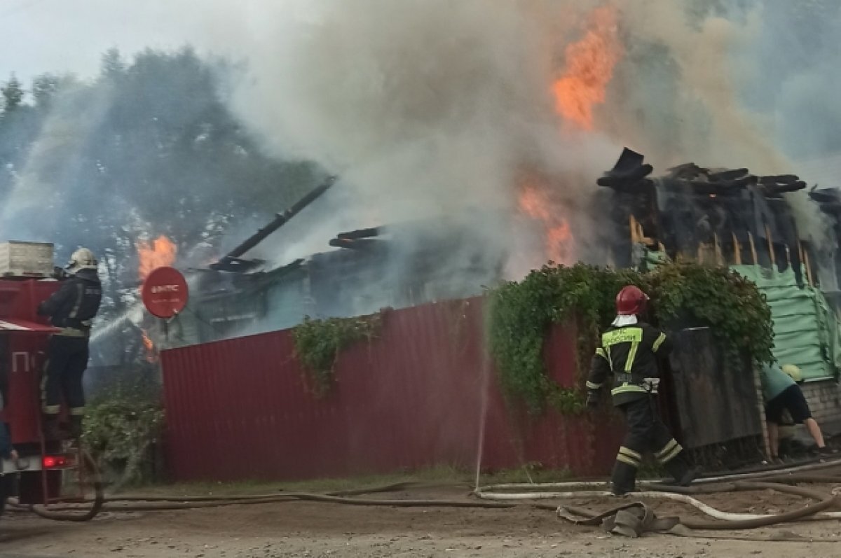    На видео попал пожар в частном доме в посёлке Эммаус под Тверью