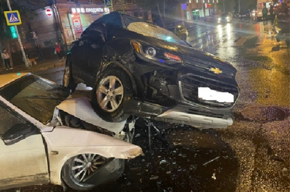    В Самаре кроссовер «Шевроле Тракс» заехал на капот ВАЗ-21083