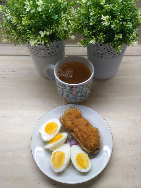 Завтрак: яйца и бутерброд