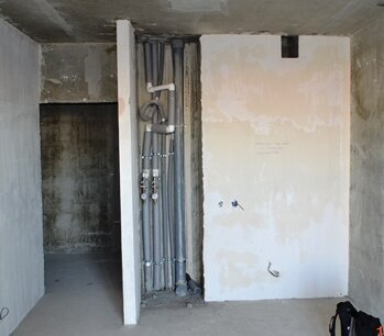 Передача квартиры дольщику от застройщика по договору долевого участия в строительстве (далее ДДУ) подтверждается  актом приемки-передачи квартиры, который должны подписать обе стороны ДДУ. При этом застройщик обязан передать квартиру дольщику не ранее получения разрешения на ввод построенного многоквартирного дома. Когда застройщик уже готов к передаче квартиры, он отправляет дольщику соответствующее извещение. Получив извещение, дольщик обязан принять квартиру в сроки, которые указаны в ДДУ или не позднее семи рабочих дней с момента получения извещения, если срок передачи в ДДУ отсутствует.