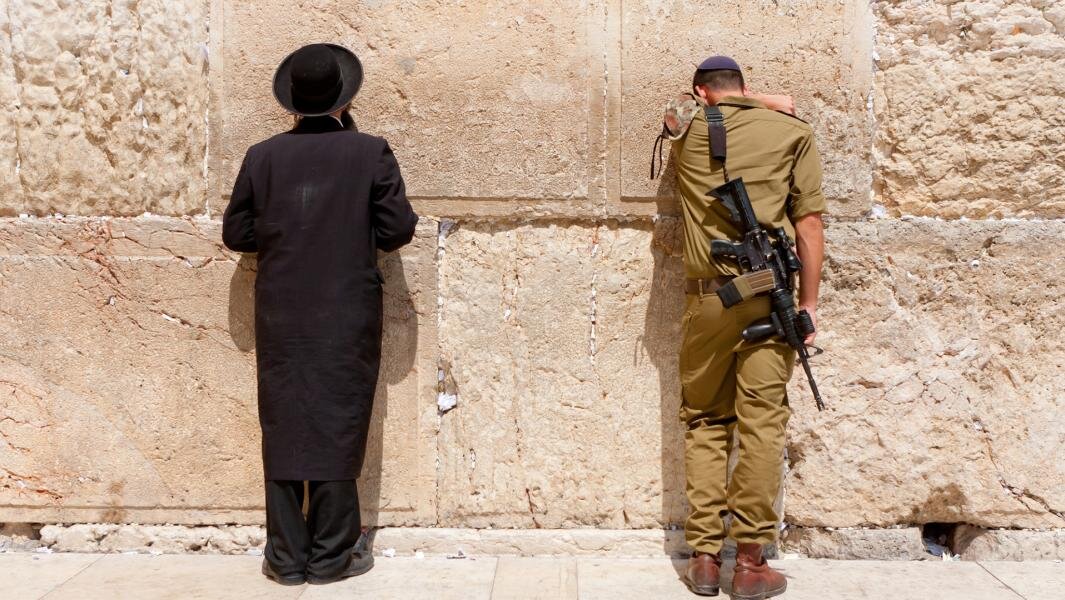 Молящиеся возле Стены Плача в Иерусалиме. Фото: Depositphotos