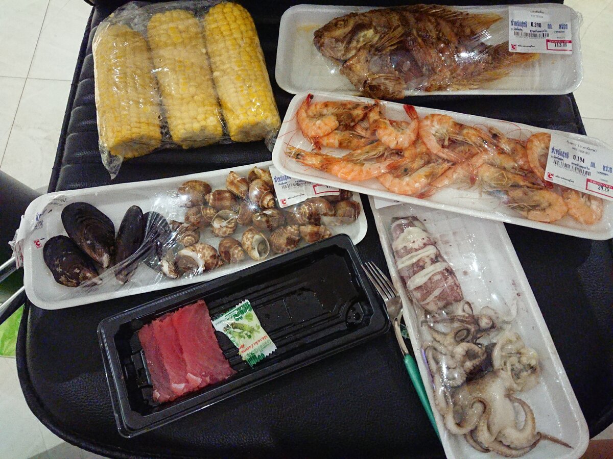 Нам поджарили осьминога,кальмара и рыбу, сварили креветок. Еще мы взяли мидий, каких-то штук, похожих на улиток (но это были не они), и свежайшего, вкуснейшего, уже порезанного тунца, который шел с васаби и соевым соусом.