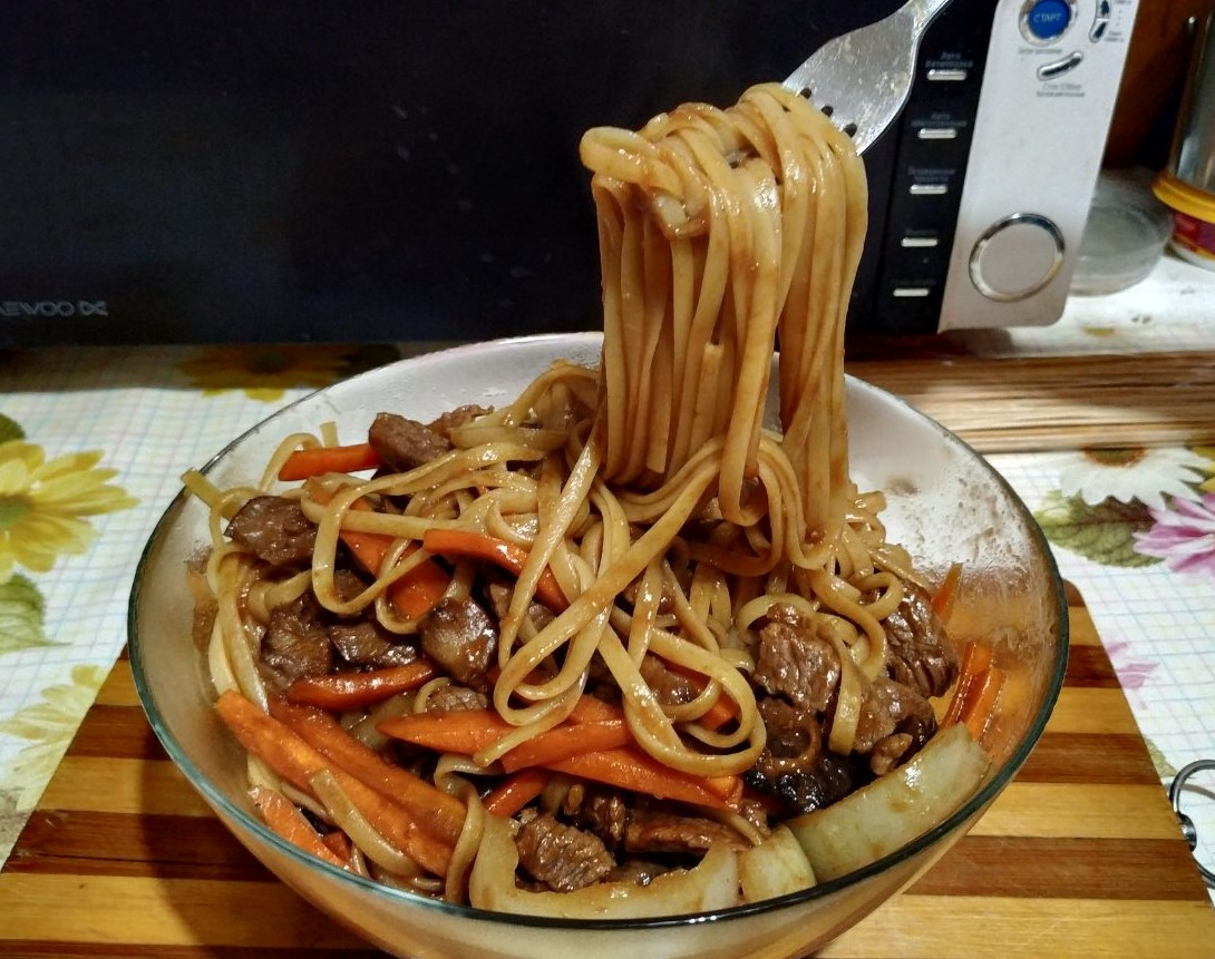 Лапша с мясом. Удон ямакаки. Лапша удон Спар. Лапша Wok в спаре. Лапша удон Wok Hanami 300г.